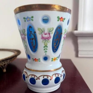 Jarrón de mesa checo Bohemia blanco corte claro a vidrio azul diseño copa jarrón - Imagen 1 de 9