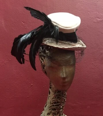 Chapéu vintage década de 1940 véu bege inclinação top noite pena mocha anos 30 Deco fascinador - Imagem 1 de 4