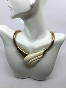 Trifari Necklace Gold Tone Omega Cream Lucite Sculptural Modernist Signed - Picture 1 of 6