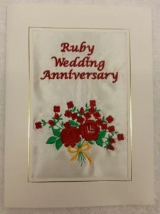 TARJETA BORDADA PERSONALIZADA CUALQUIER MENSAJE ROSAS Y ARCO CUMPLEAÑOS RUBÍ ANIVERSARIO - Imagen 1 de 1