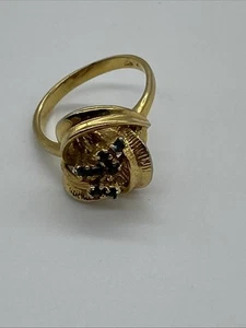 Vintage Ribbon Ring Size 9 Gold Tone Bluestone Cluster Marked P45 - Picture 1 of 8