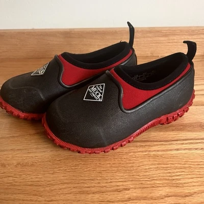 Muck Boot Muckster II Bajo Rojo Negro Niños Niños 10 Zapatos de Lluvia Botas de Barro Sin Cordones Foto 1 de 4