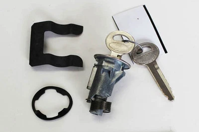 ¡NUEVO! Juego de cerraduras Ford Mustang 1967-1973 maletero con llaves  Foto 1 de 4