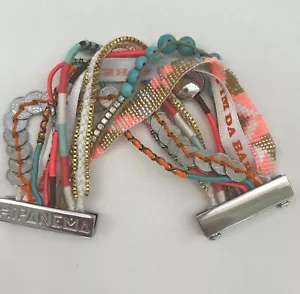 BRACCIALE HIPANEMA NOVE FILI NASTRO PERLINE TESSUTO ARGENTO METALLO FIBBIA MAGNETICA, NUOVO - Foto 1 di 4
