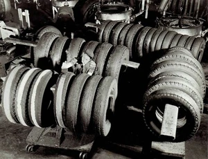 1942 Press Photo BF Goodrich worker retread tires at Long Island City, New York - Picture 1 of 2