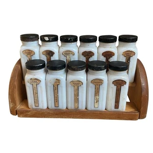 Juego de 11 tarros de especias de vidrio con leche Griffith vintage tapas de metal e insertar estante de madera - Imagen 1 de 16