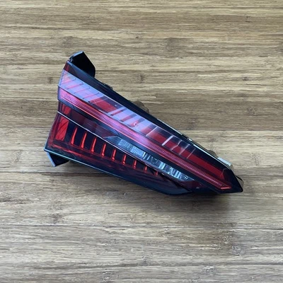 Lanterna traseira interna esquerda Audi RS5 F5 2018-2019 8W6945093F fabricante de equipamento original - Imagem 1 de 4