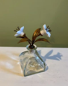 Creative Co-op Parfüm- oder Apothekerflakon mit vergoldetem Messing & Porzellanlilien - Bild 1 von 8