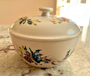 Lenox by Catherine McClung "Winter Greetings" 1 Qt Casserole with Lid circa 1995 - Picture 1 of 6