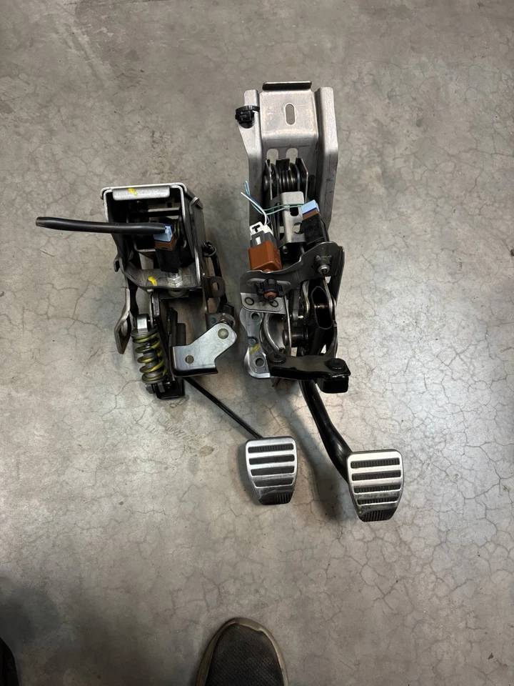 Nissan 370z 2009-2017 cupé embrague manual pedal freno conjunto fabricante original 55 k millas Foto 1 de 4