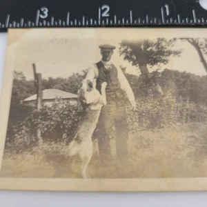 Photo Kansas Midwestern Man with his Dog Snapshot 1940s-50s vintage - Picture 1 of 3