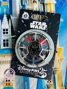 Prendedor trimestral Darth Vader de la cabina de luchador con corbata de Star Wars de los parques de Disney LE 3750 - Imagen 1 de 1