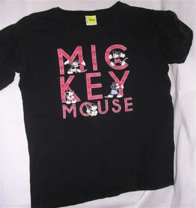 Camiseta Disney Jerry Leigh con tema de Mickey Mouse (posando sobre letras) negra pequeña - Imagen 1 de 4
