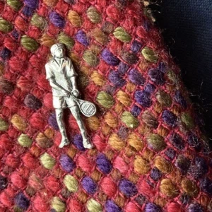 RAQUETA DE TENIS PELTRE PIN INSIGNIA BROCHE SOLAPA ROJA CAJA DE REGALO CUMPLEAÑOS REGALO DE NAVIDAD - Imagen 1 de 4