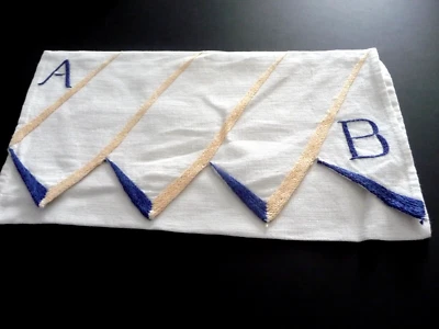 Linge ancien Porte serviette encoton  brodé A et B - Photo 1/3