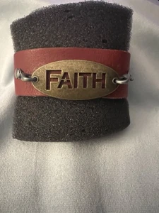 Bracciale in pelle rosso con ciondolo fede - misura regolabile - Foto 1 di 5