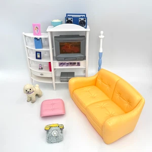 Mattel Barbie So Real So Now Centro de Entretenimiento con TV Estéreo Sofá Radio Teléfono - Imagen 1 de 16