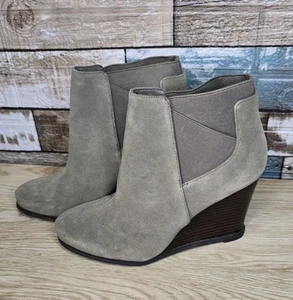 Stivaletto donna Tahari Ta-Cora scamosciato taglia 8 1/2M - Foto 1 di 8