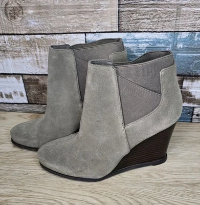 Botín de gamuza Tahari Ta-Cora para mujer talla 8 1/2M Foto 1 de 4