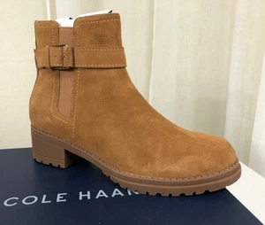 NUEVO EN CAJA COLE HAAN Catherine Impermeable Gamuza Cremallera Lateral Botín EE. UU. 8 Golden Honey - Imagen 1 de 24