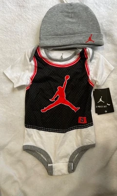NUEVO BEBÉ NIÑOS PEQUEÑOS 2 PIEZAS NEGRO ROJO NIKE AIR JORDAN 23 TALLA 9/12 MESES Foto 1 de 4