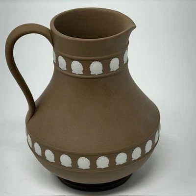 Jarra etrusca de madera de cuña marrón topo con conchas blancas de colección Foto 1 de 4