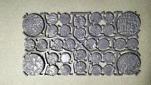 GRAPPE/SPRUE SOCLERS / BASES 50MM 25 MM MINIATURE / DUNGEONS & LASERS/ - Imagen 1 de 1