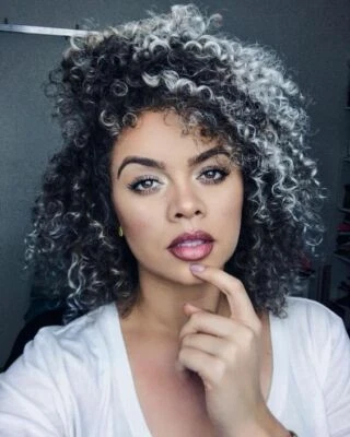 Pelucas afro cortas gris rizado para mujer negra peluca gris ombre con flequillo a prueba de calor Foto 1 de 4