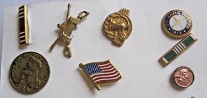 Lote de 8 alfileres de solapa - militares, bandera americana, B.S.A., pato roto, etc. - Imagen 1 de 7