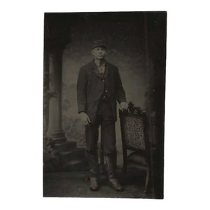 Antikes Farbfoto junger Mann stehend Studio Portrait Arbeitskleidung Mütze Stiefel - Bild 1 von 4