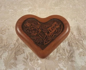 Caja de anillos de joyería Wilderness Woods corazón rosas grabadas amor vintage madera pequeña - Imagen 1 de 10
