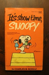 It's Showtime, Snoopy ~ Charles M. Schulz ~ 1975 Fawcett PB 3PR - Bild 1 von 1