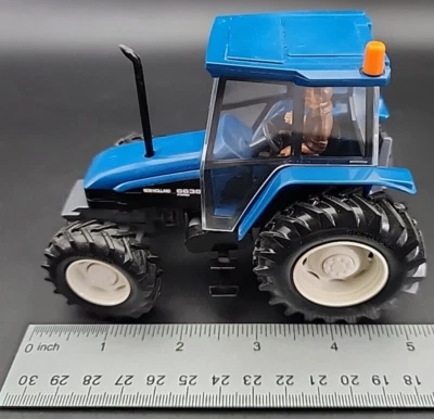 VINTAGE 1:32 Britains 9487 NEW HOLLAND 6635  FARM TRACTOR - Image 1 of 4
