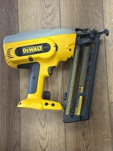 Dewalt DC618 2-1/2" 18-volt Angled Finish Nailer - Tool Only - Bild 1 von 24