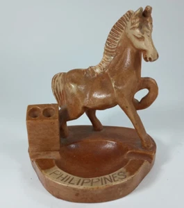 Bandeja de ceniza de caballo vintage de Filipinas y soporte para cigarrillos. - Imagen 1 de 7