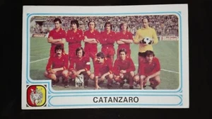 FIGURINA CALCIATORI PANINI 78/79 SQUADRA CATANZARO N°74 NUOVA CON VELINA - Imagen 1 de 2