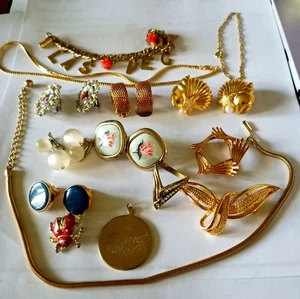 Vintage GEMISCHTES SCHMUCK KONVOLUT BROSCHEN, OHRRINGE, ANHÄNGER, Halskette, Ring - Bild 1 von 24