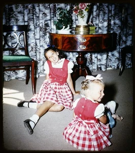 Two Little girls sisters at home - 1956 Stereo Realist slide #1870 - Picture 1 of 3