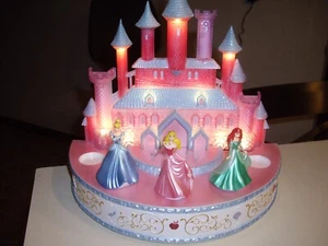 T26 2019 Hallmark Keepsake Live Your Story Disney Principesse Castello Luci Musica - Foto 1 di 14