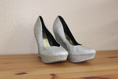 Bomba de tacón de cuña para mujer Michael Antonio plateado brillo talla 8 usada  Foto 1 de 4