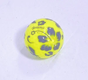 Gelber Golfball Lila Hawaii Hibiskus Logo - Bild 1 von 3