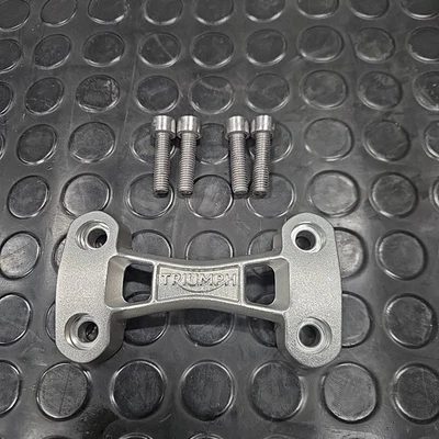 Braçadeira superior guidão Triumph Street Triple RS 765 FABRICANTE DE EQUIPAMENTO ORIGINAL 2018-2020 com parafusos - Imagem 1 de 4