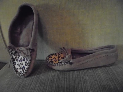 ~MINNETONKA~ Mocasines de gamuza tostada con estampado de guepardo para mujer, talla 6. Foto 1 de 3