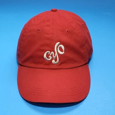 Gorra de béisbol CYO GYO ajustable con correa trasera roja de Anvil Foto 1 de 4