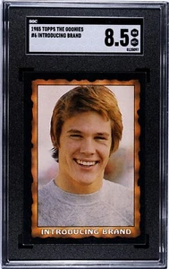 1985 Topps Goonies #6 Introduzione Marca Josh Brolin SGC 8,5 NM/MT+ Thanos 1°! - Foto 1 di 2