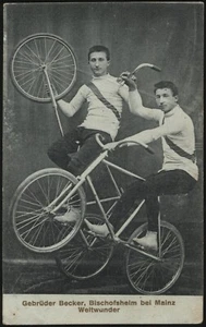 Echt Foto AK Gebrüder Becker - Radfahren Weltwunder undatiert - Bild 1 von 2