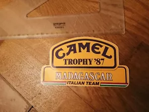 ADESIVO = STICKERS = CAMEL TROPHY 87 MADAGASCAR = ITALIAN TEAM = con velina - Foto 1 di 2