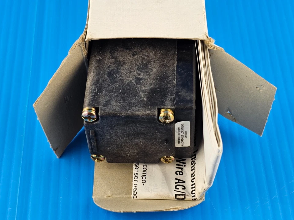 NEW Eaton Cutler Hammer E51ALP1 Photoelectric Sensor, E51SAL Body, E51DP1 Head - Image 1 of 3