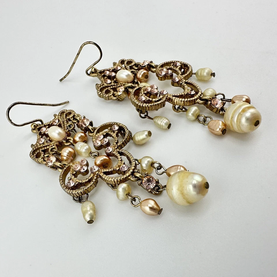 Liz Claiborne 淡水珍珠粉色水晶金色吊灯 2.5 英寸耳环 — 第 1/4 张图片