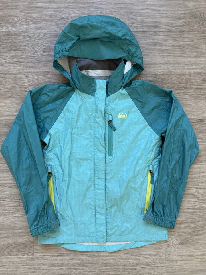 Jaqueta de chuva feminina REI zíper completo com capuz azul tamanho M (10-12) bolsos com zíper inverno - Imagem 1 de 4